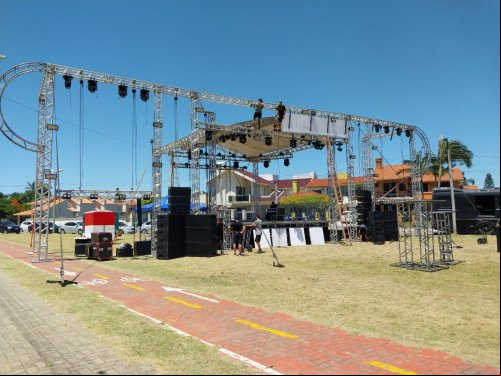 ESTRUTURAS DO SHOW DA VIRADA EM FASE FINAL DE MONTAGEM