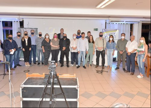ACI/CDL REALIZOU JANTAR DO ASSOCIADO COM PALESTRA DA ECONOMISTA DA RBS TV GIANE GUERRA