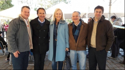 A ACI/CDL É REPRESENTADA PELA VICE PRESIDENTE DO COMÉRCIO EMPRESÁRIA REJANE SPECHT NA RECEPÇÃO DA TOCHA OLÍMPICA QUE OU NA FRENTE DA ENTIDADE ANTES DA CHEGAR A PRAÇA CENTRAL EM SÃO LOURENÇO DO SUL.