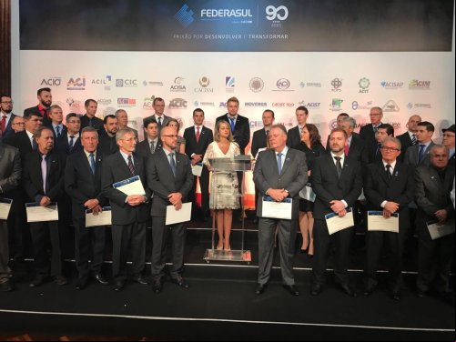 PRESIDENTE DA ACI CDL SERGIO HOLZ  RECEBE DIPLOMA NA FEDERASUL