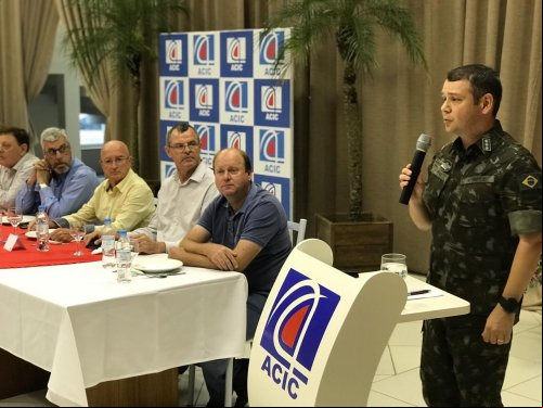 PRESIDENTE SERGIO HOLZ DA ACI CDL DE SÃO LOURENÇO DO SUL PARTICIPA DA MESA OFICIAL NA REUNIÃO ALMOÇO DA ACIC CAMAQUÃ